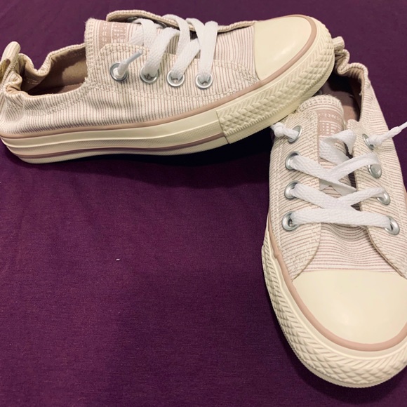 Converse Shoes - SUPER CUTE converse size 5 women’s NWT